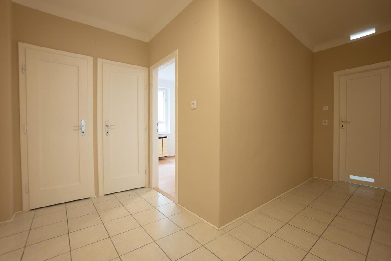 A 2-Bedroom Apartment With A King-Size Bed And A Balcony Is Located Just A 15-Minute Walk From Stephansplatz. Виена Екстериор снимка